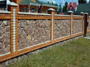 Кирпичный забор с камнем 12 метров фото в Лопатино