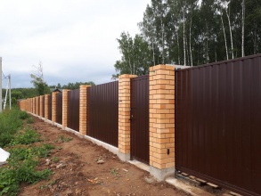 Кирпичный забор на ленточном фундаменте 12 метров фото в Лопатино