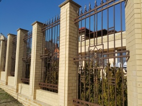 Кирпичный забор с ковкой  10 метров фото в Лопатино